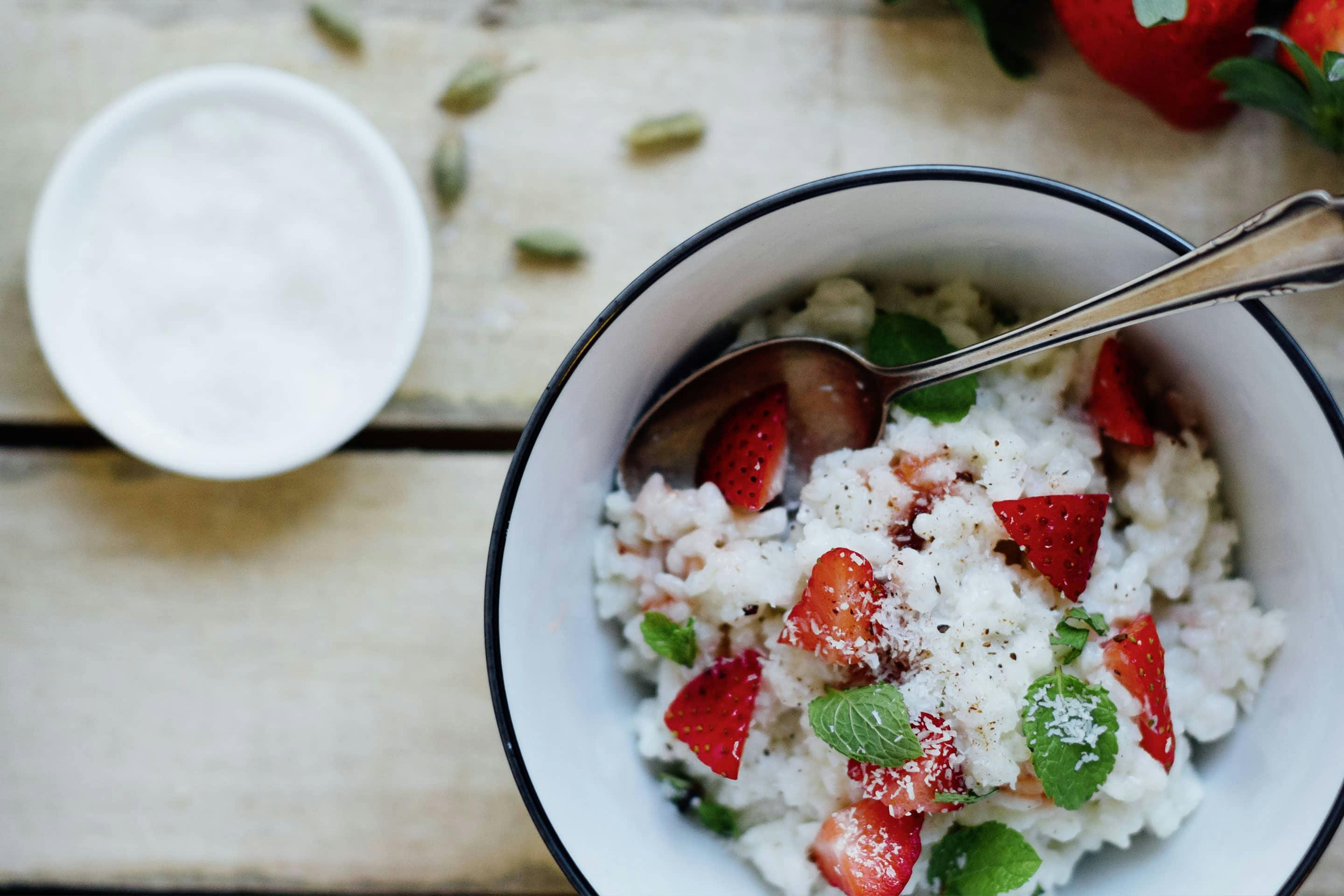 Kokosmilchreis mit Cardamom und Erdbeeren