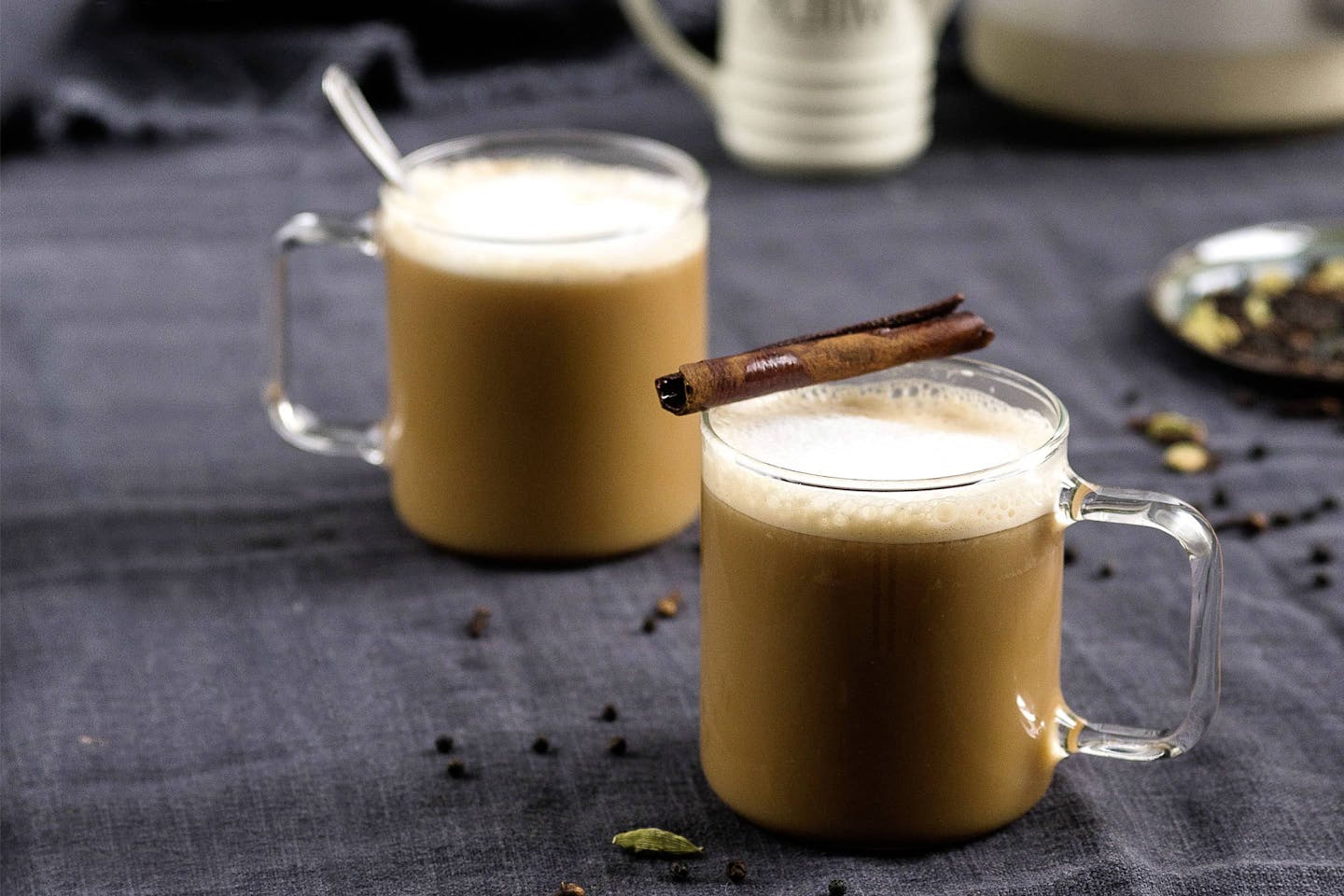 Cashew-Chai-Latte mit Zimtstange