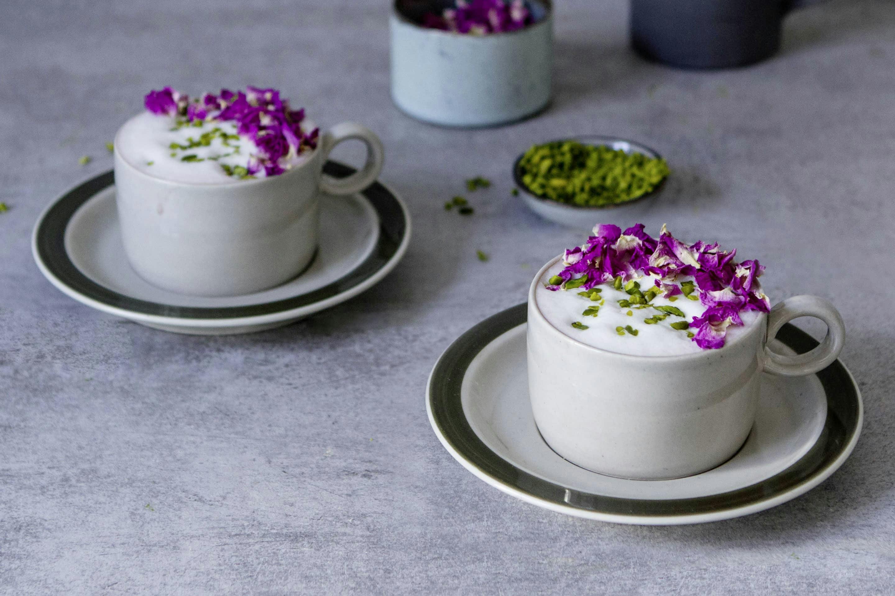Hibiskus-Rose-Latte mit gehckten Pistazien