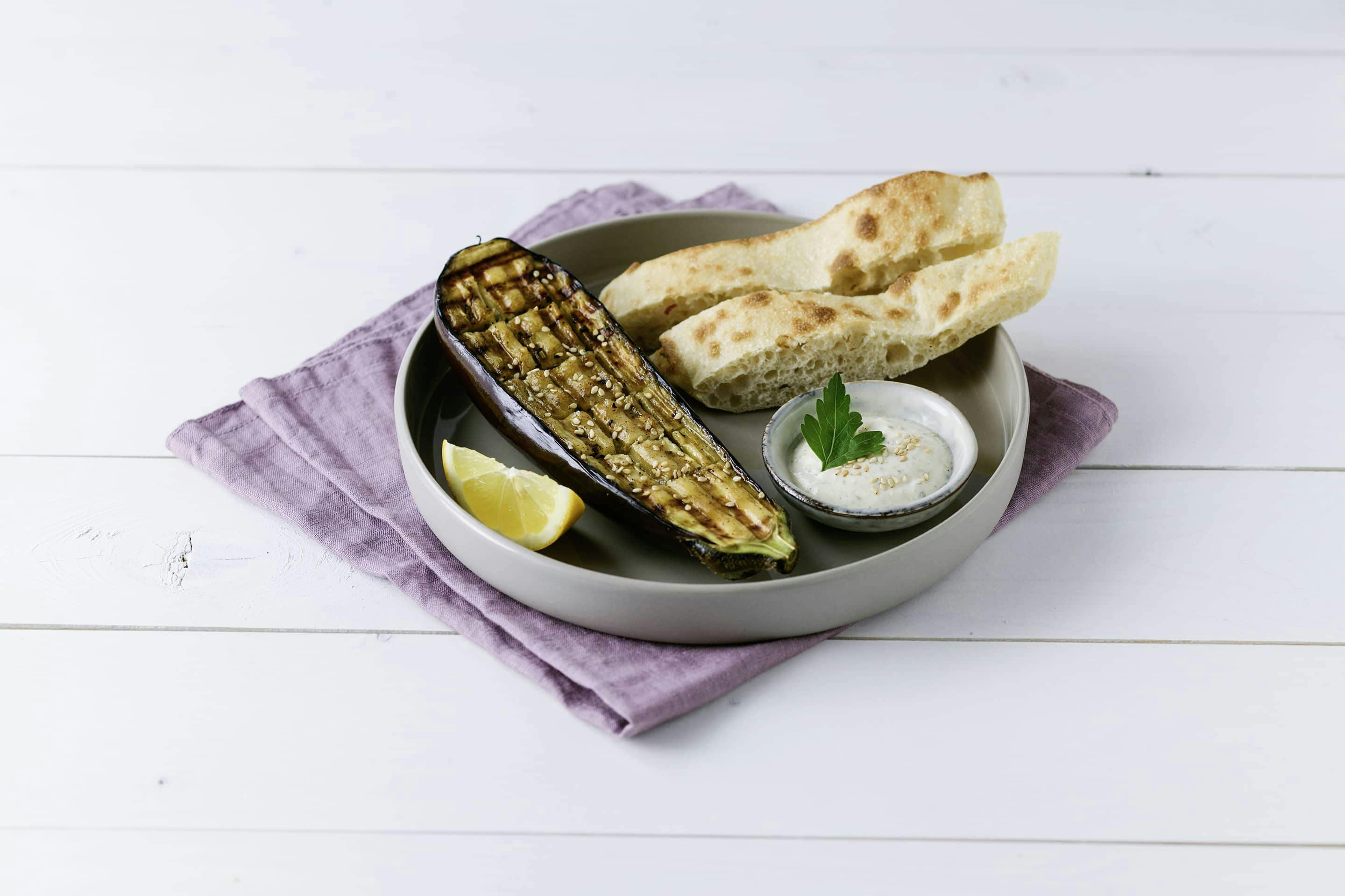 Grill-gemuese Melanzani mit Pita und Sesam-Dip