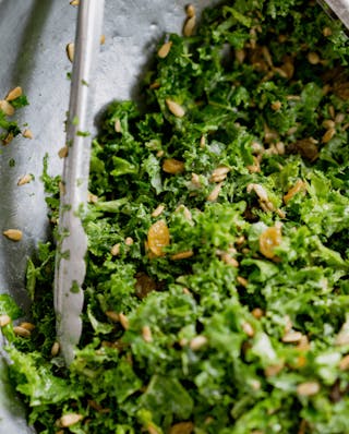 Petersilienpesto in einem Gefäß