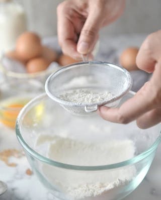 Zucker, der gesiebt wird