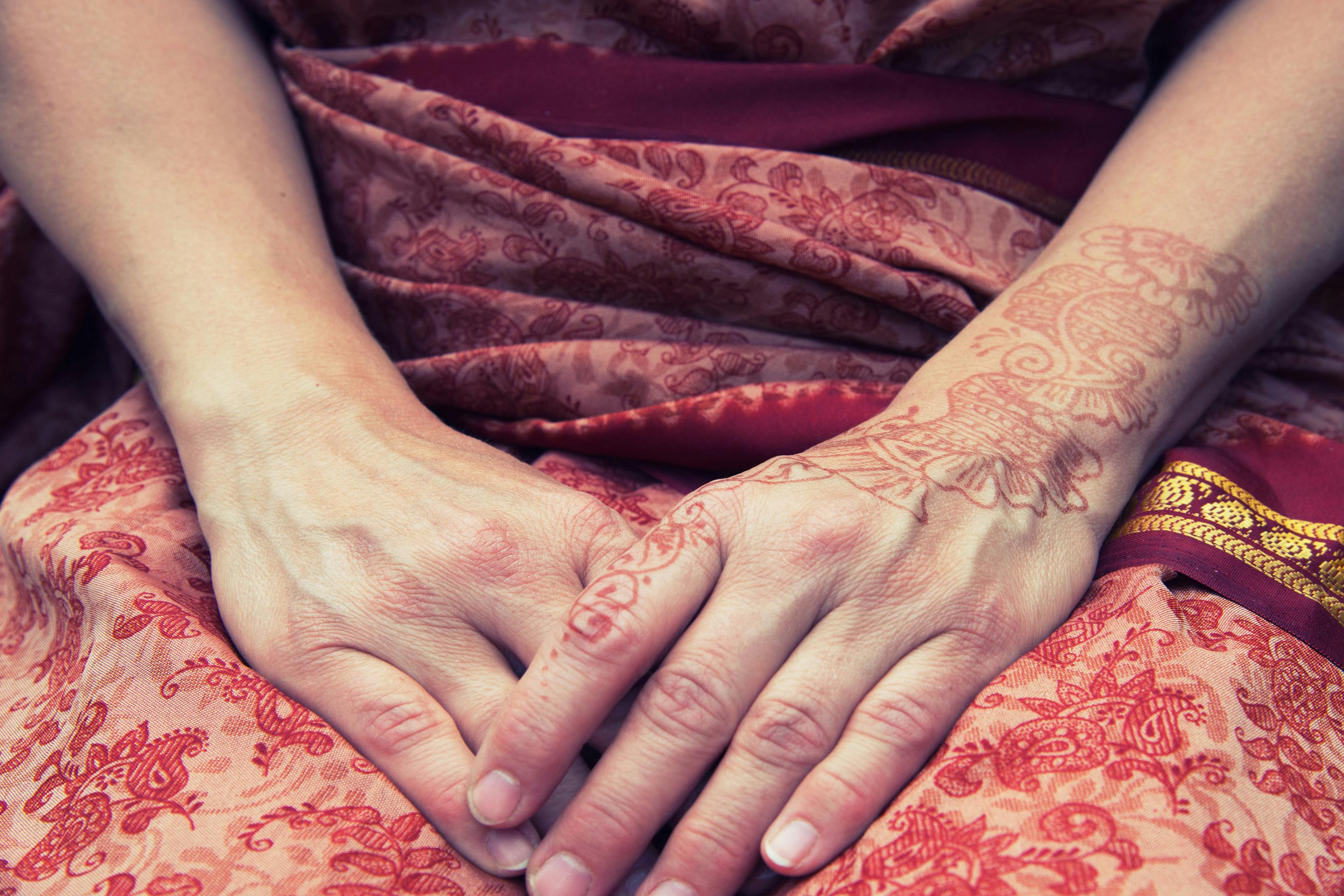 Haende Einer Indischen Frau Mit Henna Bemalung