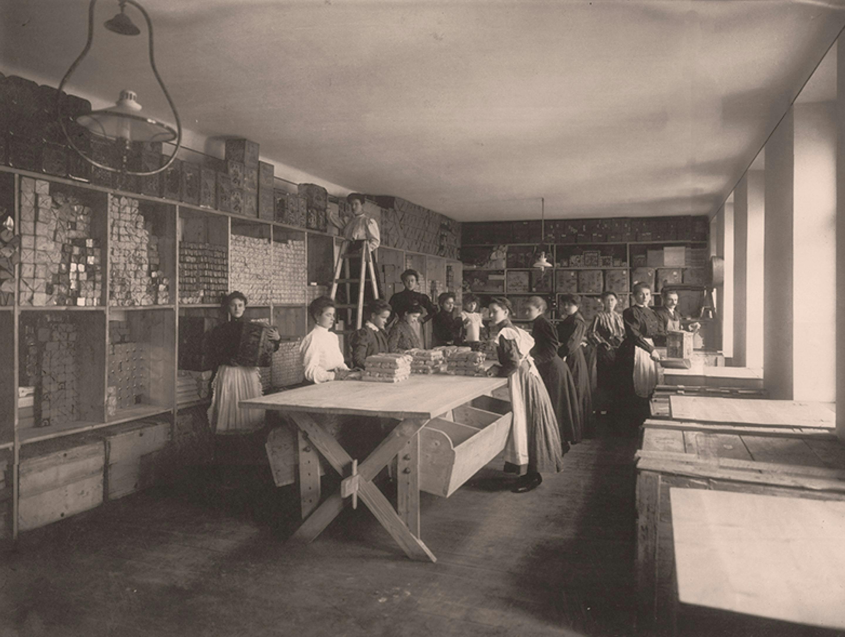 Black-and-white photograph: Workers packing Kotányi ground paprika in 1881