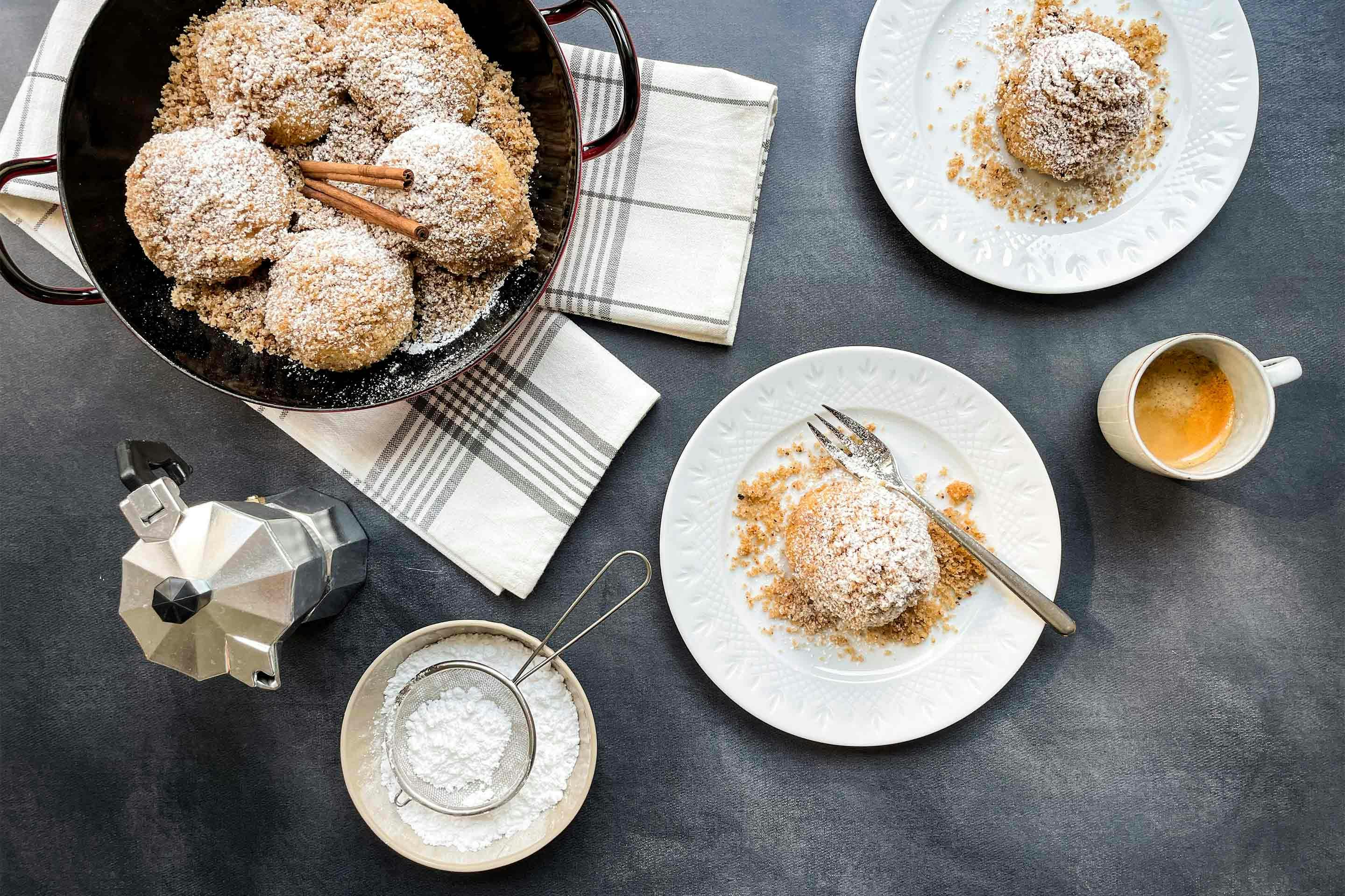 The summer classic with a Kotányi twist: apricot dumplings with cinnamon butter crumbs.