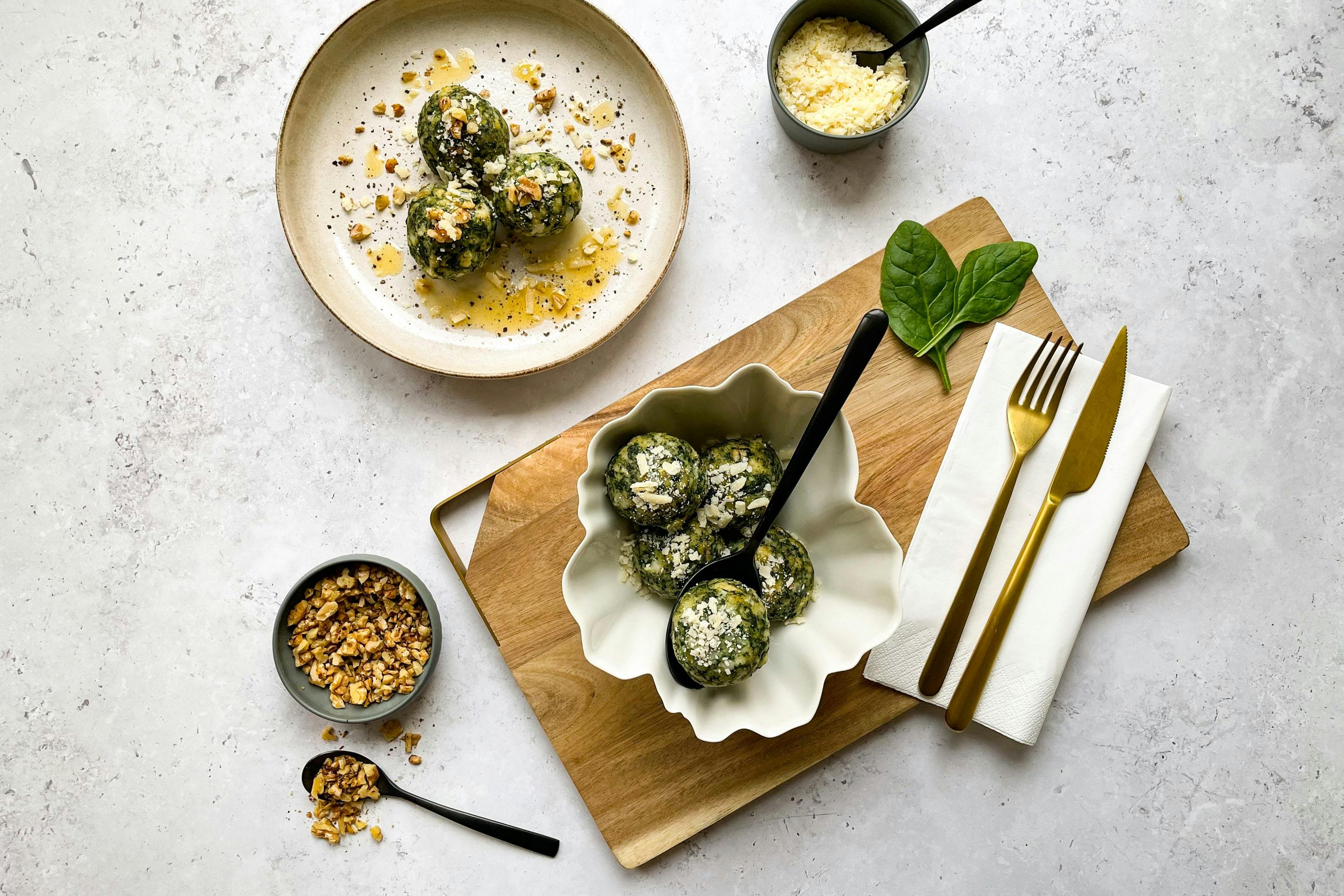 Tasty spinach dumplings with nut butter and spices.