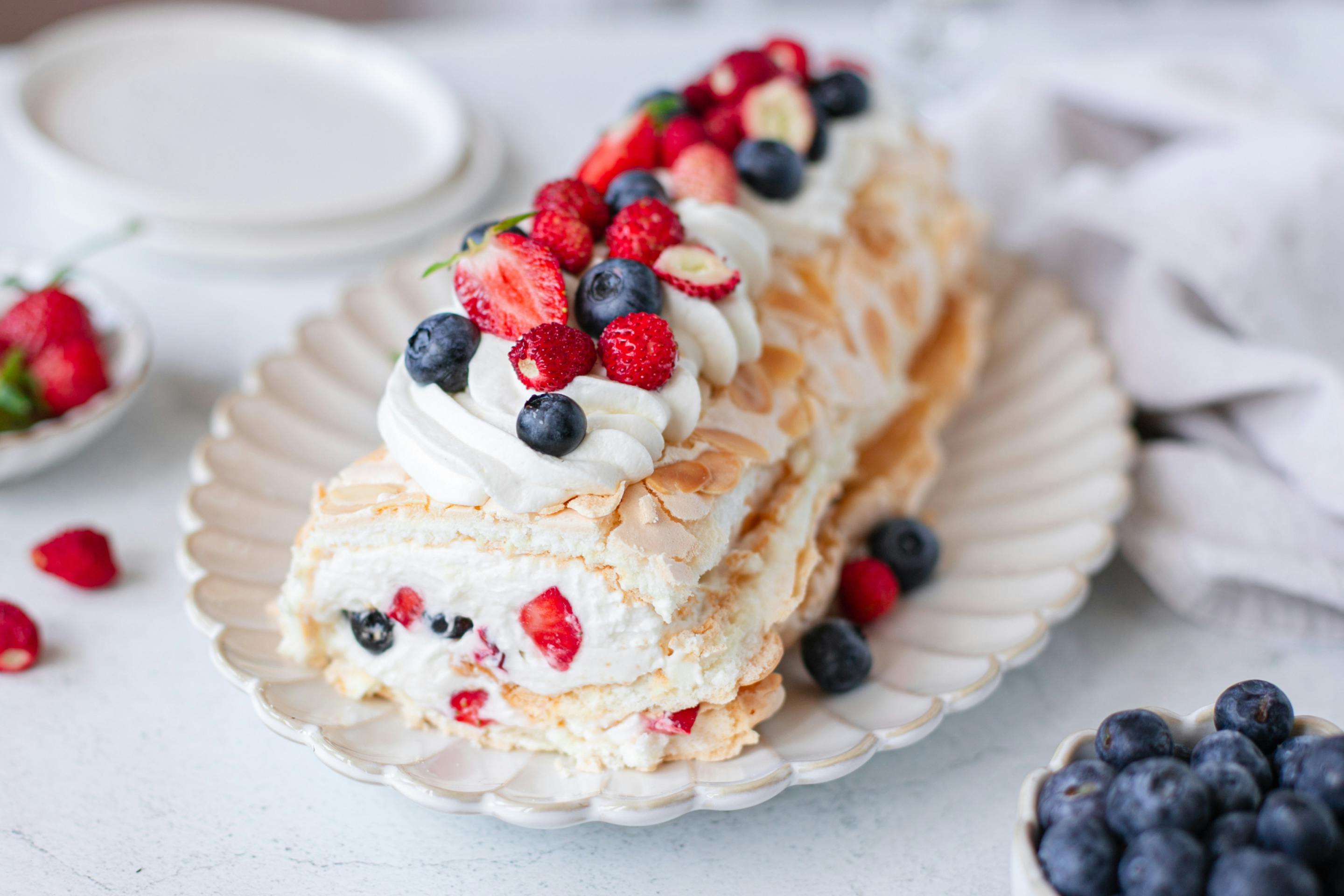 Pavlova Roll With Berries Min